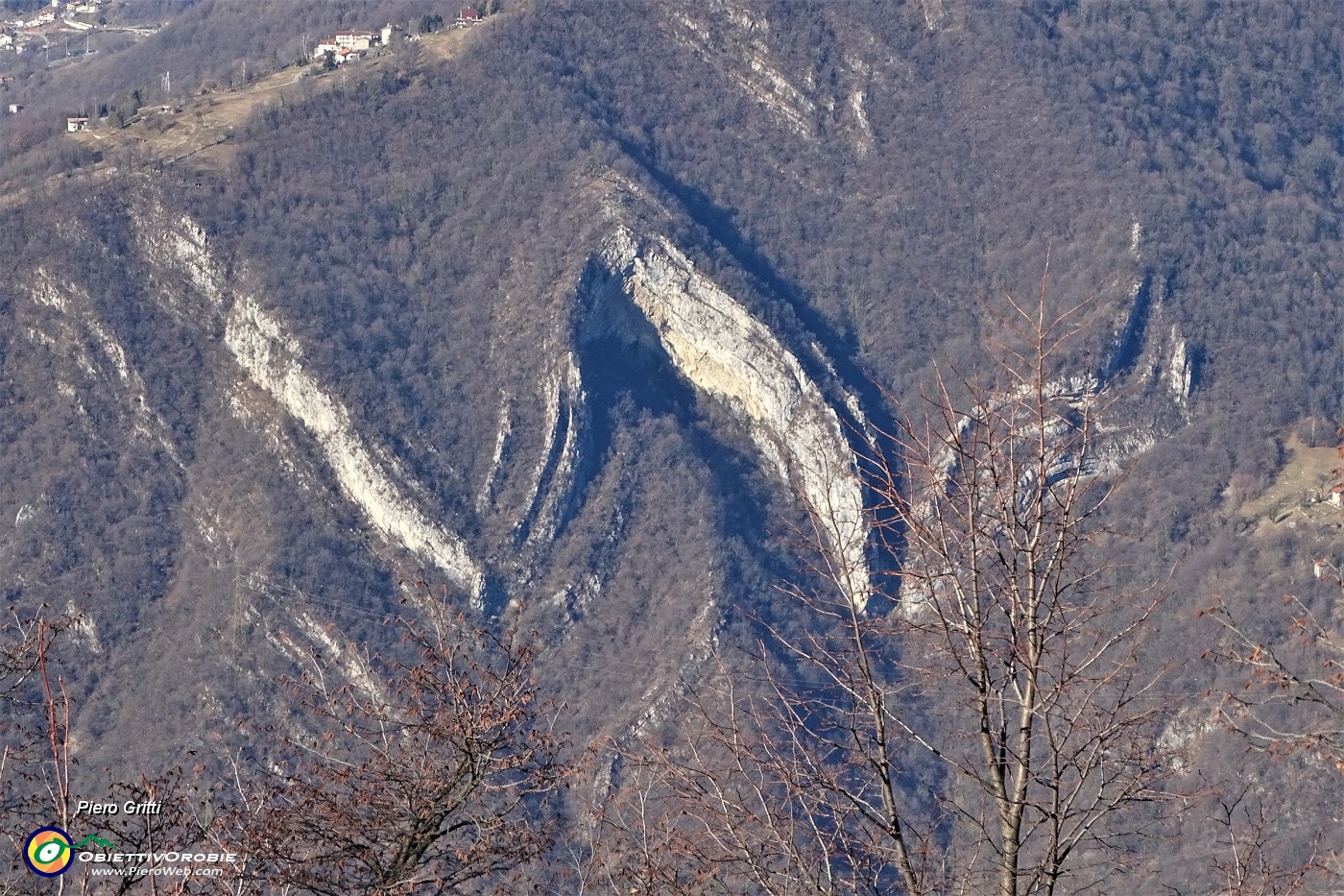 77 Zoom sulla Corna Rossa di Zogno.JPG